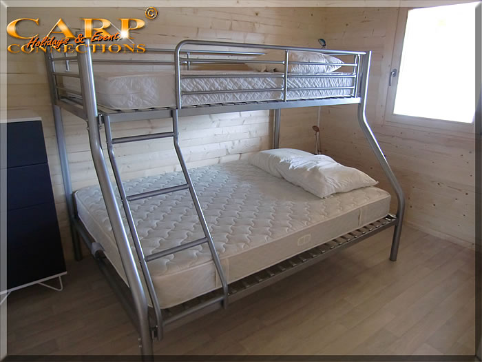 2 slaapkamers met ieder tweepersoonsbed en enkele bovenslaper